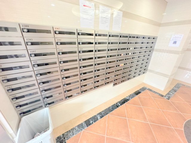 ロビー　ロビーにある各部屋毎のメールボックス。