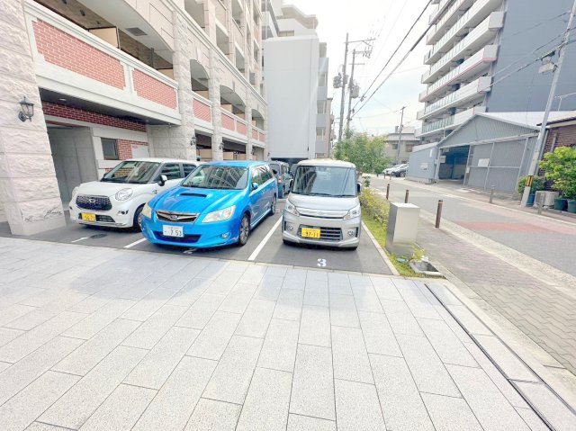 駐車場　敷地内にある駐車場。愛車がすぐ近くに置けると安心ですよね。