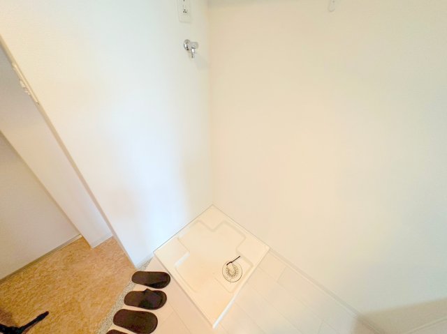 その他設備　室内に洗濯機置場があれば雨の日でも濡れる心配がございませんね