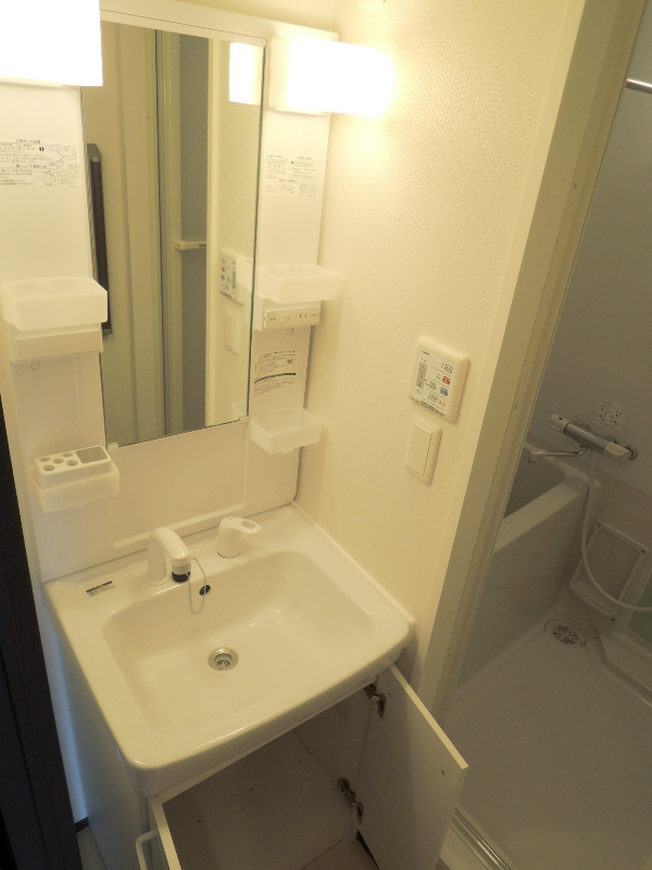 洗面設備　シャワー付きの独立洗面台です♪