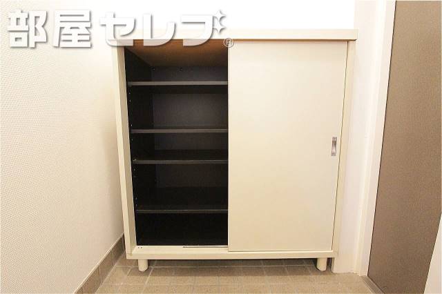 収納　ウォークインには棚も付いてます