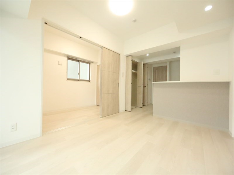 居室・リビング　ＬＤＫ11.5帖　洋室4.2帖　つなげても仕切っても使えます