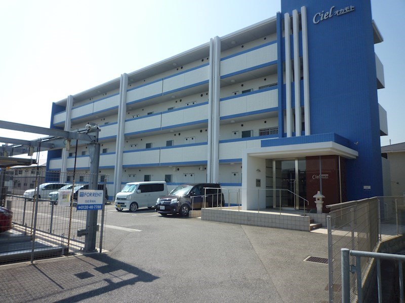 建物外観　外観の青がきれいです