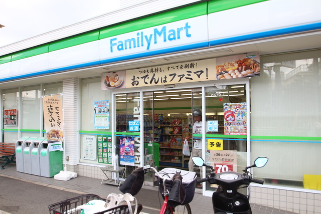コンビニ　ファミリーマート（コンビニ）まで812m