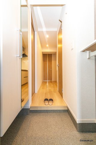 玄関　写真は同じ建築会社の近い間取りのものです。参考にご覧下さい。