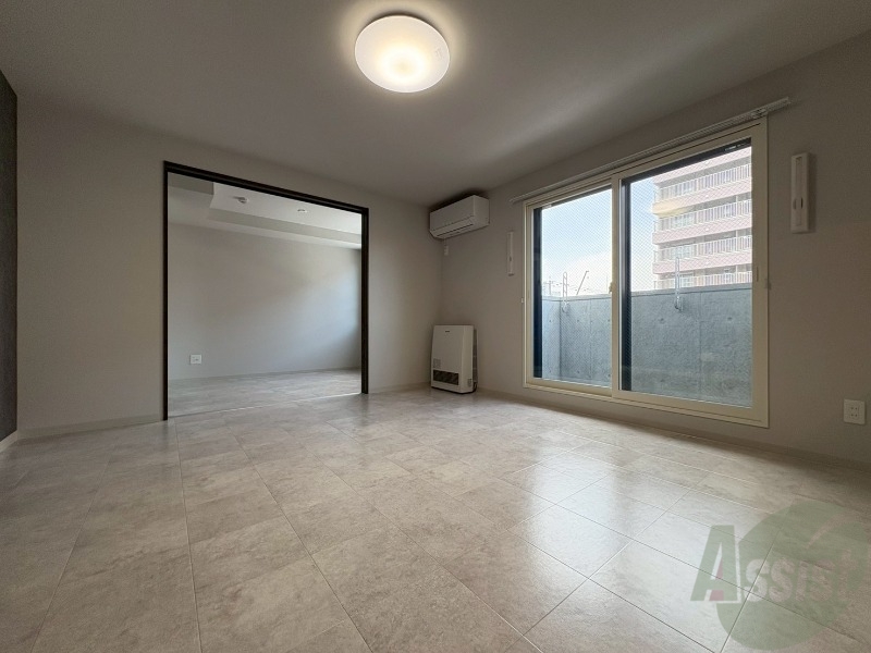 居室・リビング　リビングです。窓が大きくて明るいですね！