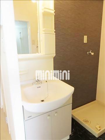 洗面設備　清潔感のある洗面台です