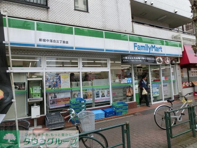 コンビニ　ファミリーマート（コンビニ）まで70m
