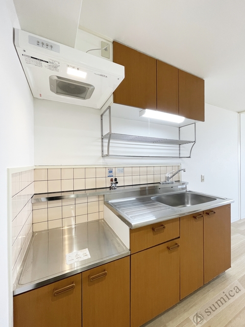 キッチン　同物件の他のお部屋の写真を流用しております。