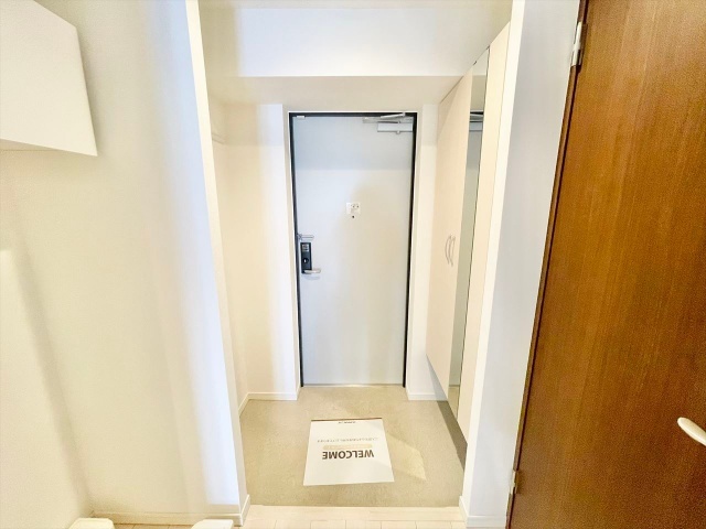 玄関　同一建物内３０８号室内装写真転載
