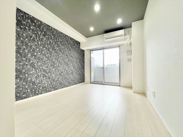 居室・リビング　同一建物内３０８号室内装写真転載