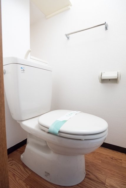 トイレ　落ち着いた色調のトイレです