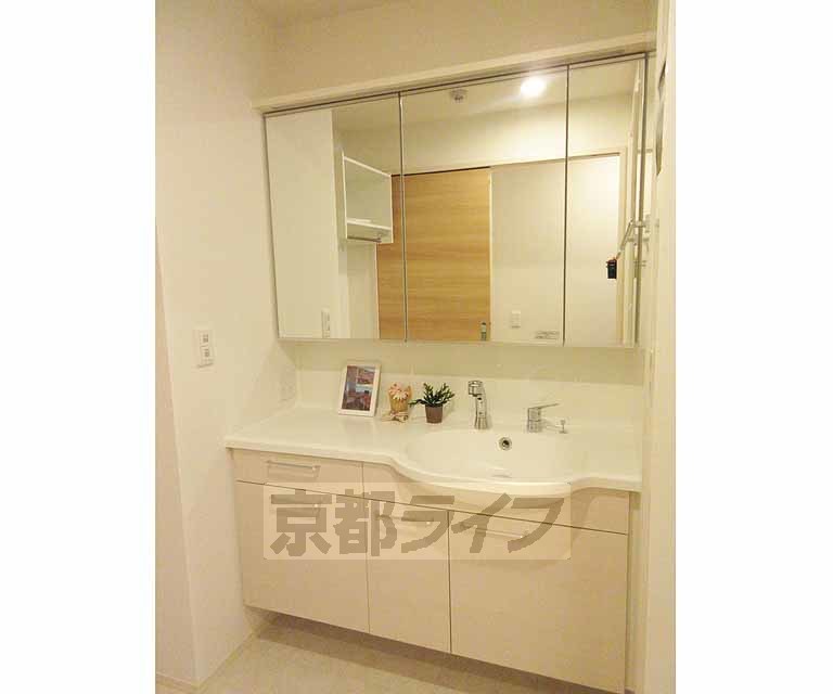 洗面設備　広々便利な洗面台です。