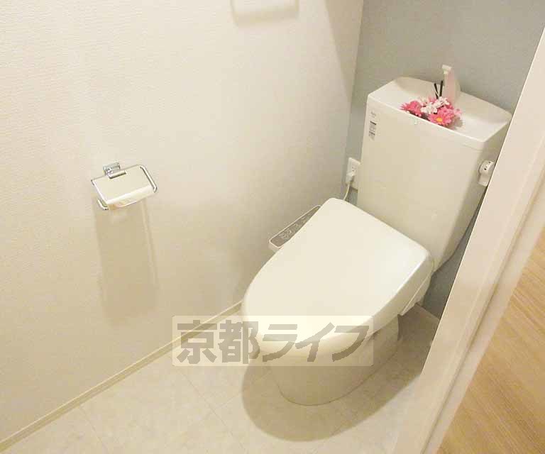 トイレ　嬉しいウォシュレット付きです。