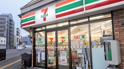 コンビニ　セブンイレブン豊平7丁目店（コンビニ）まで246m