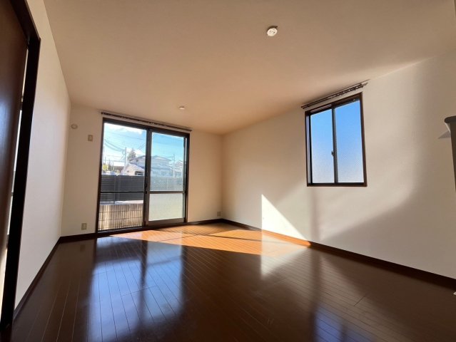 居室・リビング　同物件、別号室の写真です。