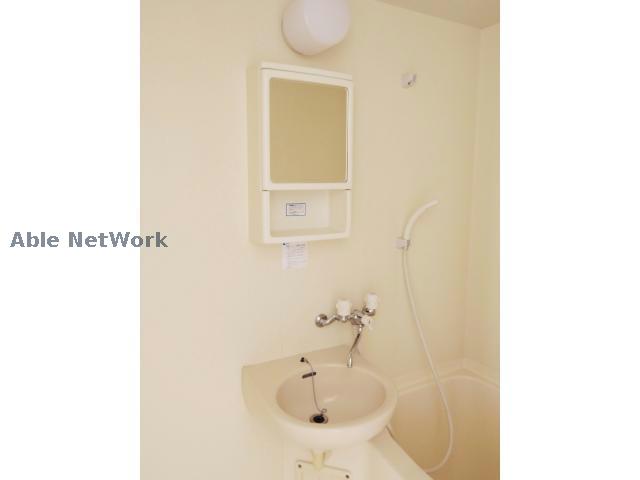 洗面設備　※同物件別部屋の写真です。