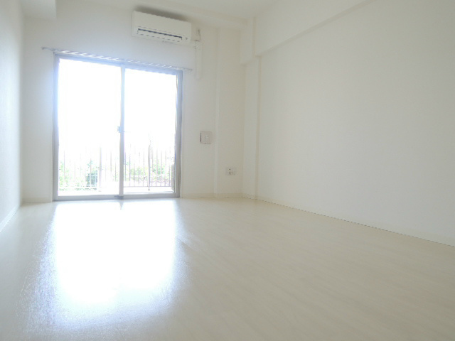 居室・リビング　光の差し込むリビング