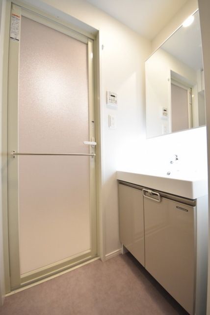 洗面設備　脱衣所も明るいですね