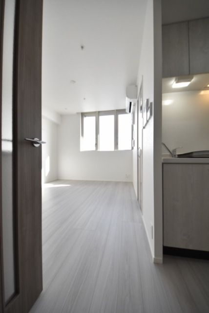 居室・リビング　ホワイトフローリングで清潔感あるお部屋です