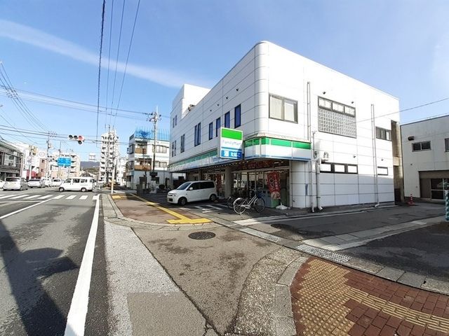 コンビニ　ファミリーマート 高知上町五丁（コンビニ）まで300m