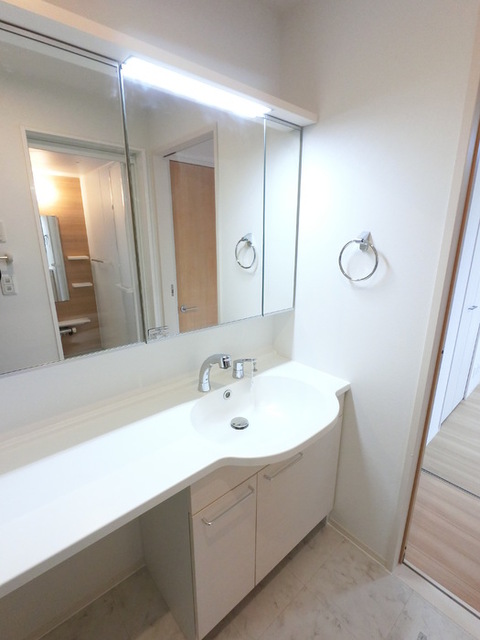 洗面設備　大型一面鏡付カウンター洗面化粧台です。