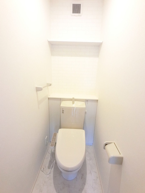 トイレ　冬でも温かく快適です。もちろん洗浄機能もついています。