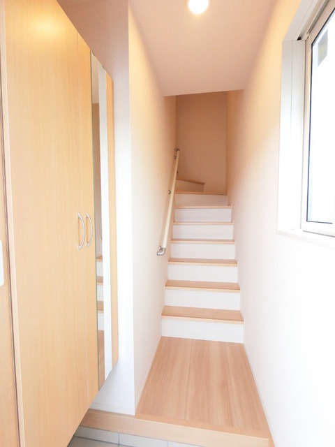 玄関　広めのＢｏｘは収納力ばっちり。トールタイプのミラーついてます