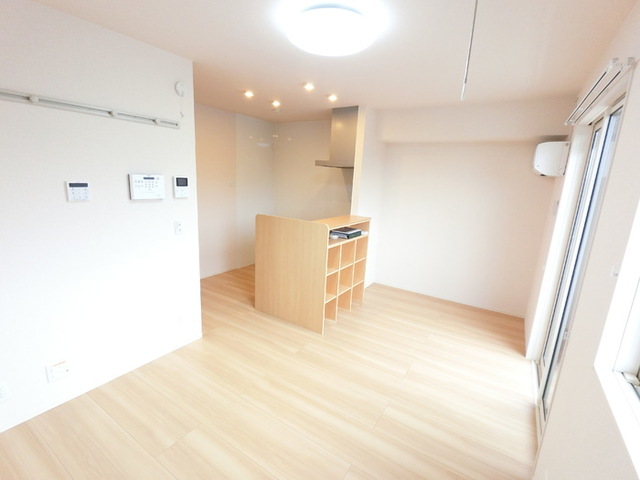 居室・リビング　明るいフローリングフロアです。