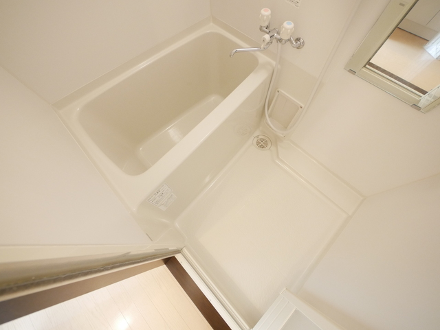 バス・シャワールーム　★鏡付の綺麗なバスルームです★