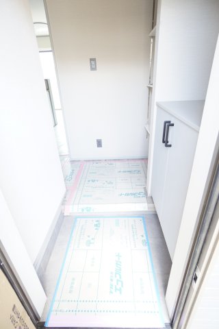 玄関　※建築中の反転タイプの写真です