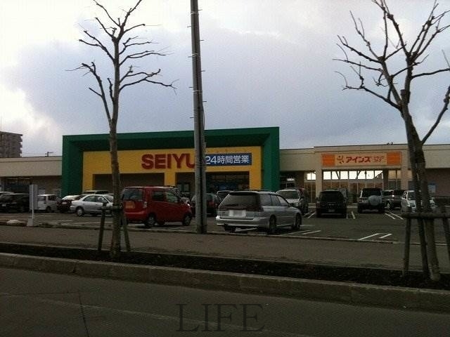 ドラックストア　アインズ福住西友店（ドラッグストア）まで749m