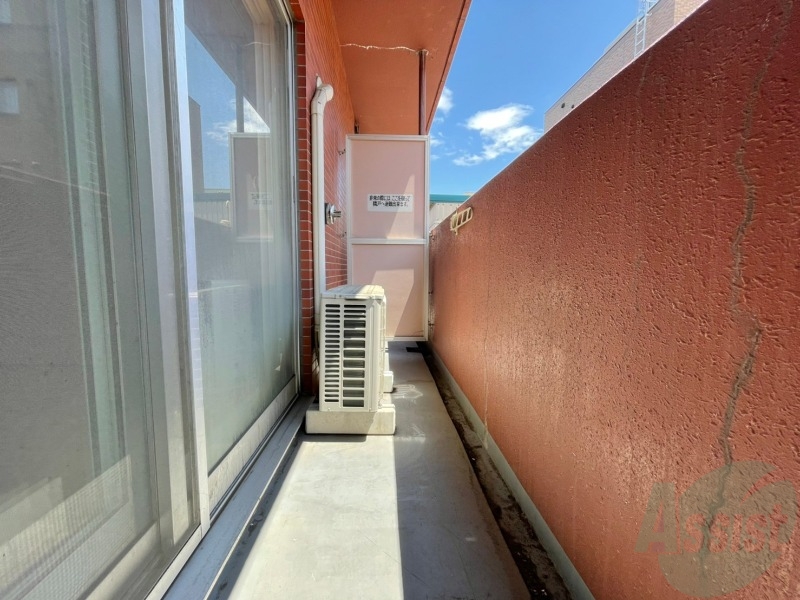 バルコニー　バルコニーです。洗濯物を干すもよし、一息つくもよしですね。