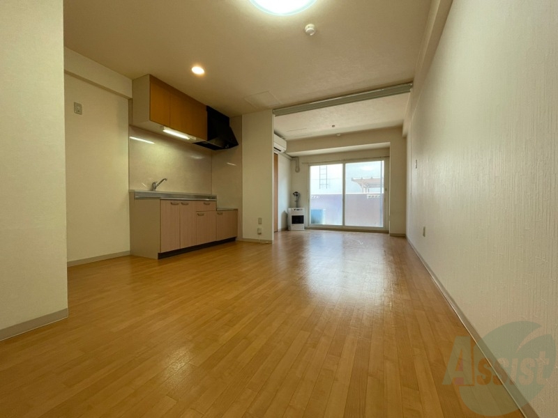 居室・リビング　木目のフローリングは落ち着きのある印象のお部屋になりますね。