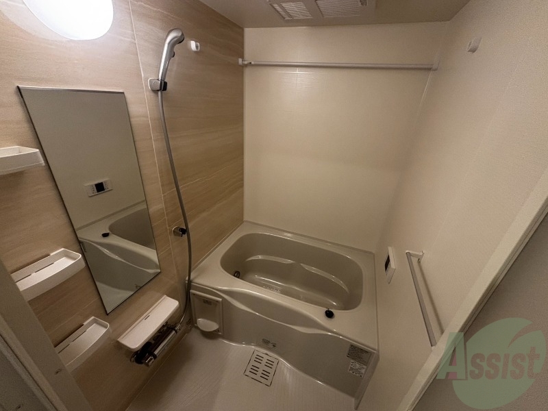 バス・シャワールーム　浴室は広めなのでゆったり落ち着けそうですね。