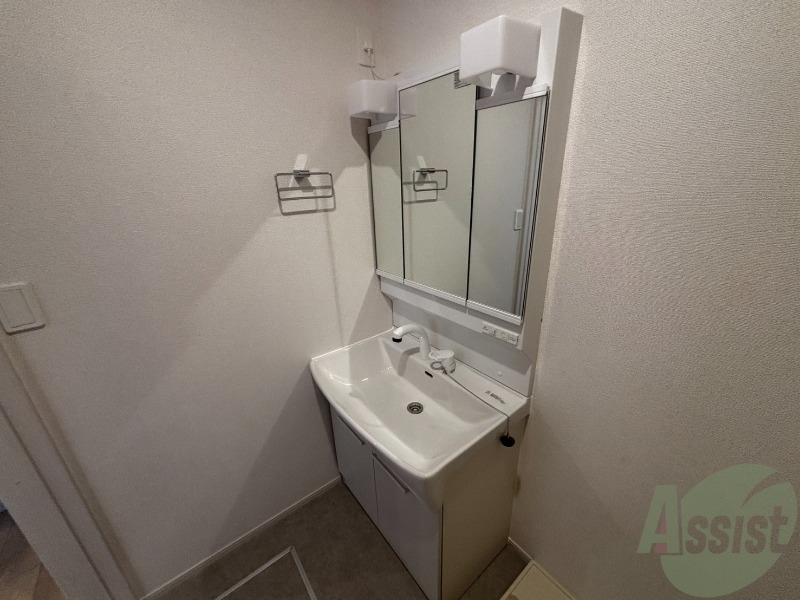 洗面設備　洗面所は独立しており、シャワー付きです。