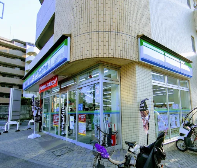 コンビニ　ファミリーマート杉並堀の内店（コンビニ）まで7m