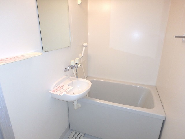 バス・シャワールーム　洗面台付きの浴室です！