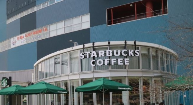 ショッピングセンター　イオン東雲ショッピングセンター（ショッピングセンター）まで493m