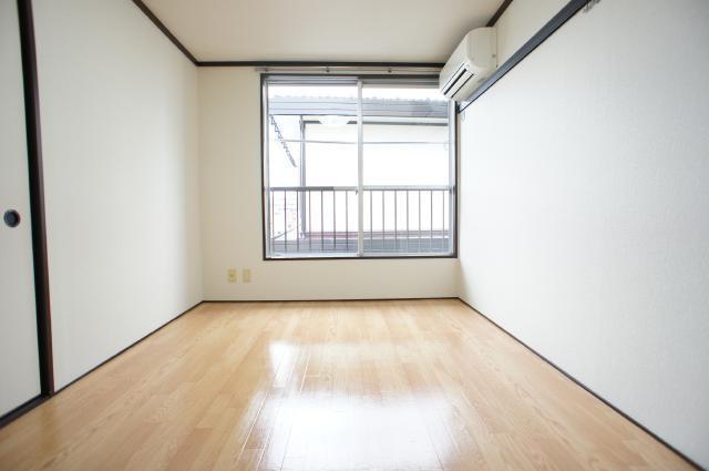 居室・リビング　白を基調とした室内でお部屋を明るく演出してくれます。