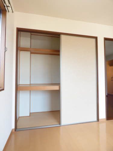 収納　西側洋室に押入があり、お部屋がスッキリと片付きます♪