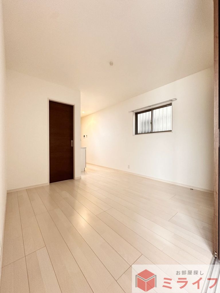 居室・リビング　広々リビング。。横窓からの風通しはGoodです＾＾