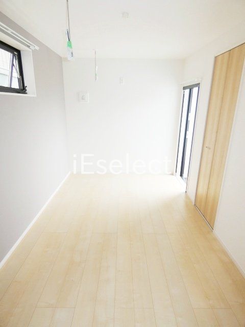 居室・リビング　アクセントクロスのおしゃれなお部屋です。