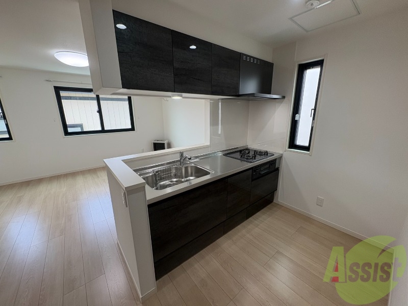 キッチン　３口システムキッチンですのですぐにお料理に使えます！