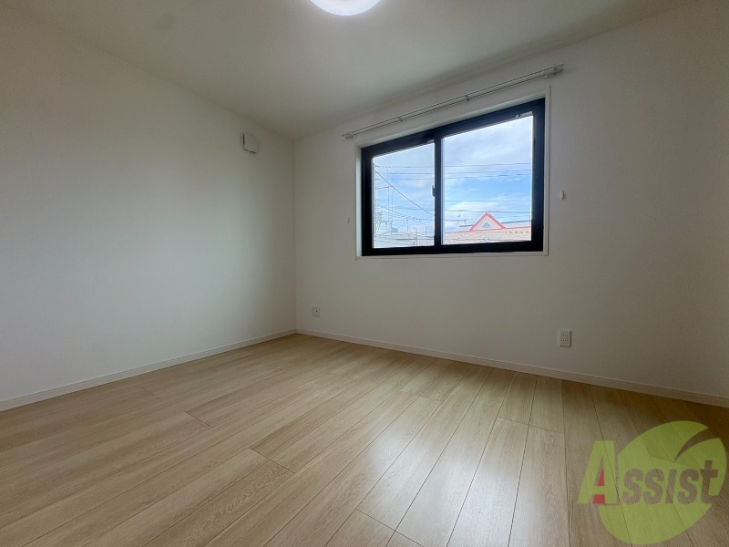 その他部屋・スペース　こちらのお部屋は光が差し込む、温かみのあるお部屋です。