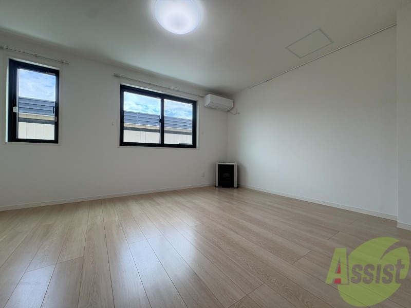 居室・リビング　木目のフローリングは落ち着きのある印象のお部屋になりますね。