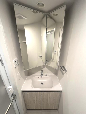 洗面設備　明るい洗面所です