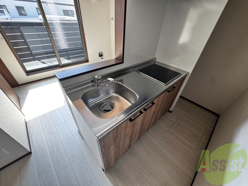 キッチン　こちらはキッチンです。広々としたキッチンですね。