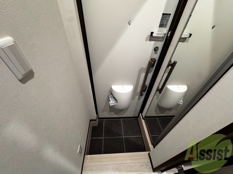 玄関　こちらは玄関になります。扉を開けるととても明るいですね。