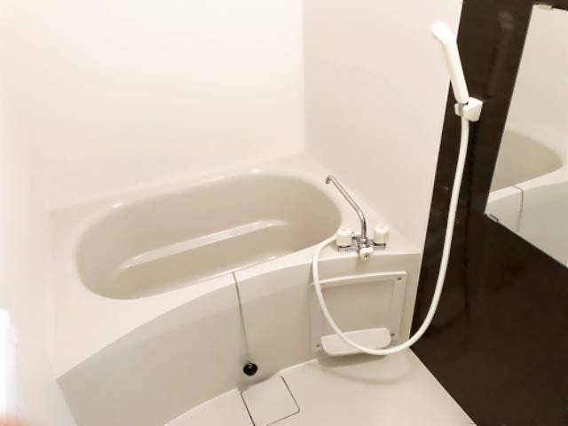 バス・シャワールーム　清潔感のあるバスルームです